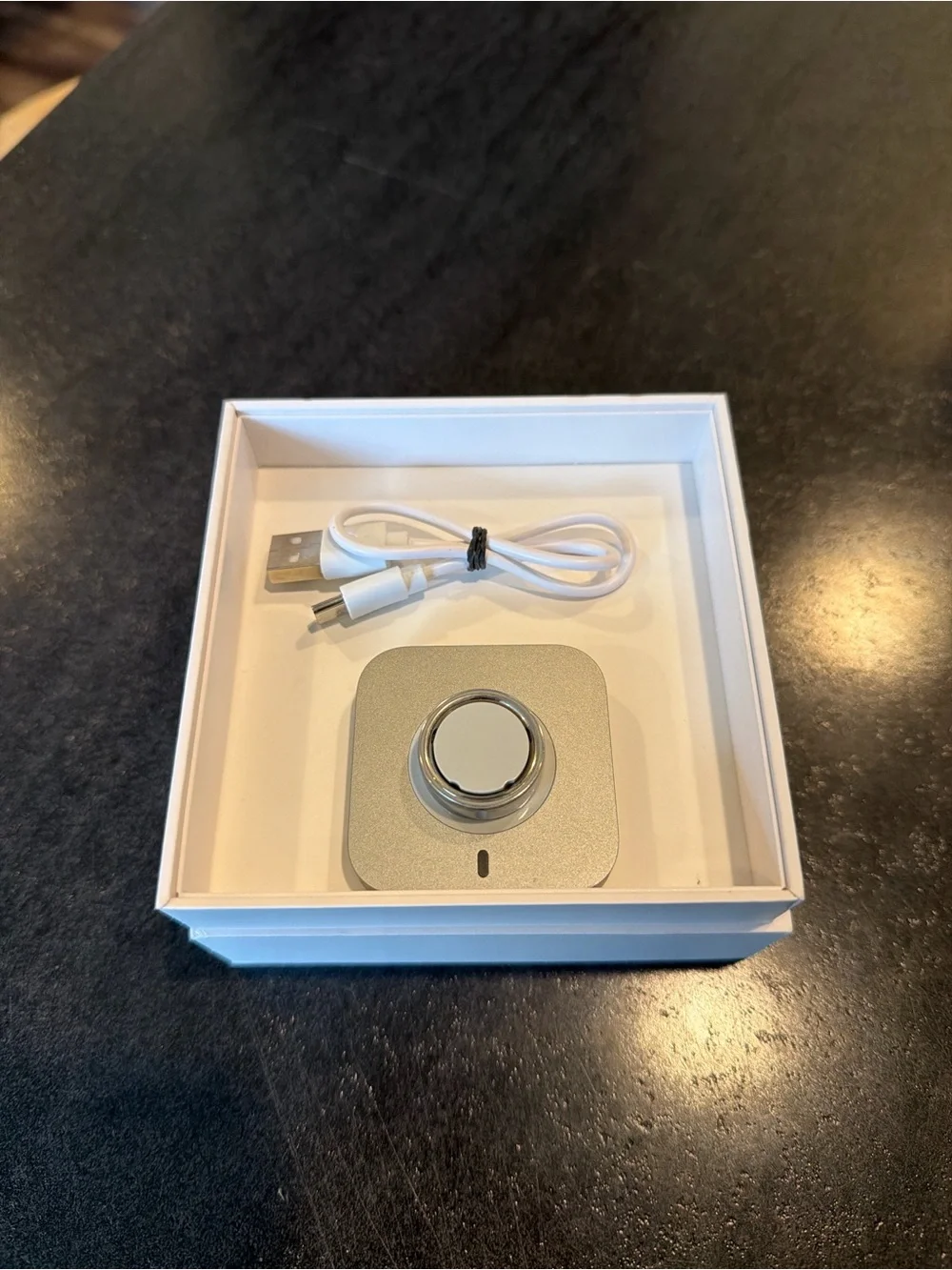 ŌURA Ring Gen 4, Silver, Sz 8 - w Charger & Dock